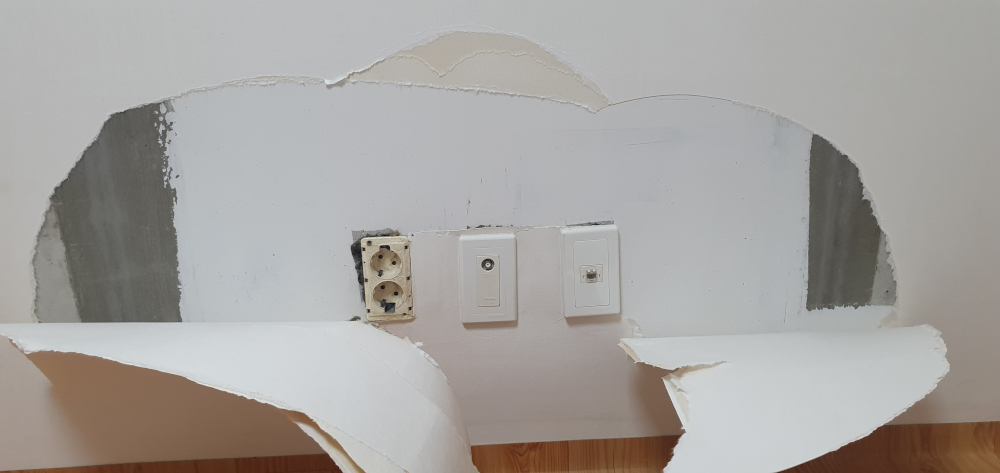 벽지가 쉽게 떨어지는 퍼티를 바른 벽면