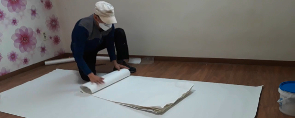 벽지를 반대로 말아 말림을 완화합니다