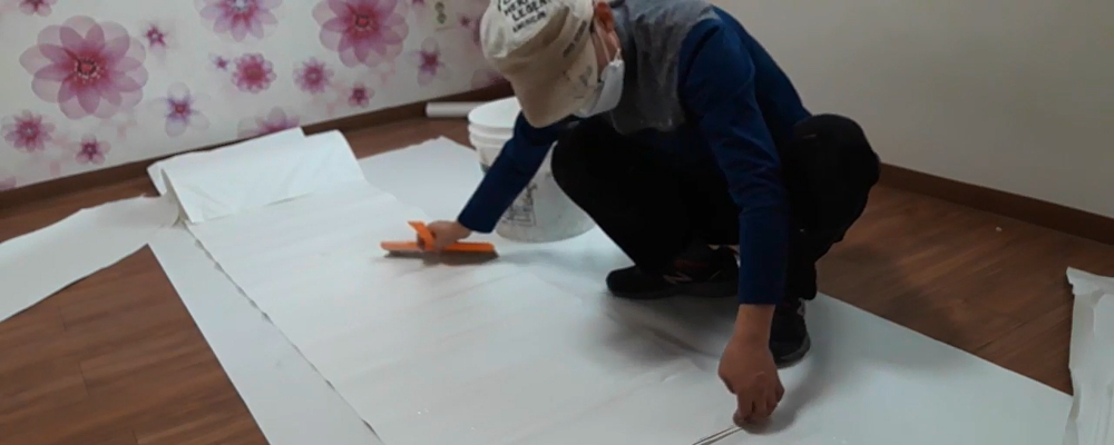 가장자리까지 고르게 풀칠합니다