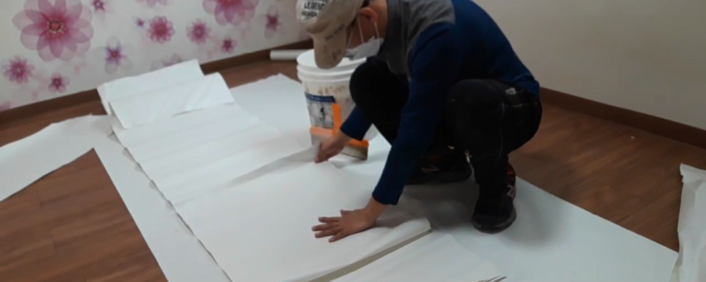 풀 바른 면끼리 포개어 끝부분이 마르지 않게 둡니다
