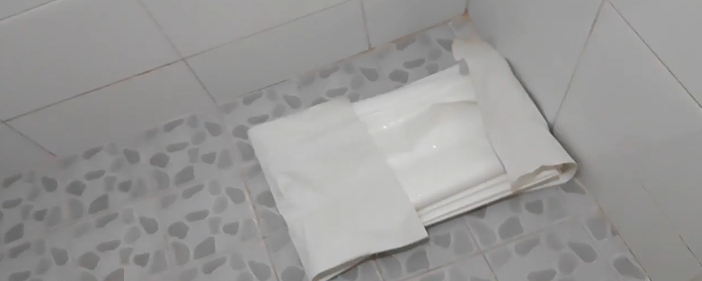 풀칠한 벽지를 바람이 통하지 않는 화장실에 보관하는 모습