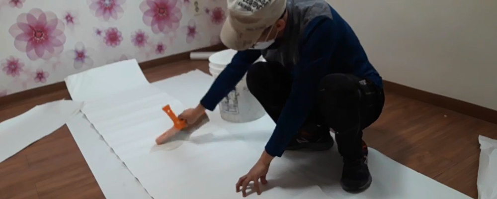 풀을 나누어 놓으면 바르기 편합니다