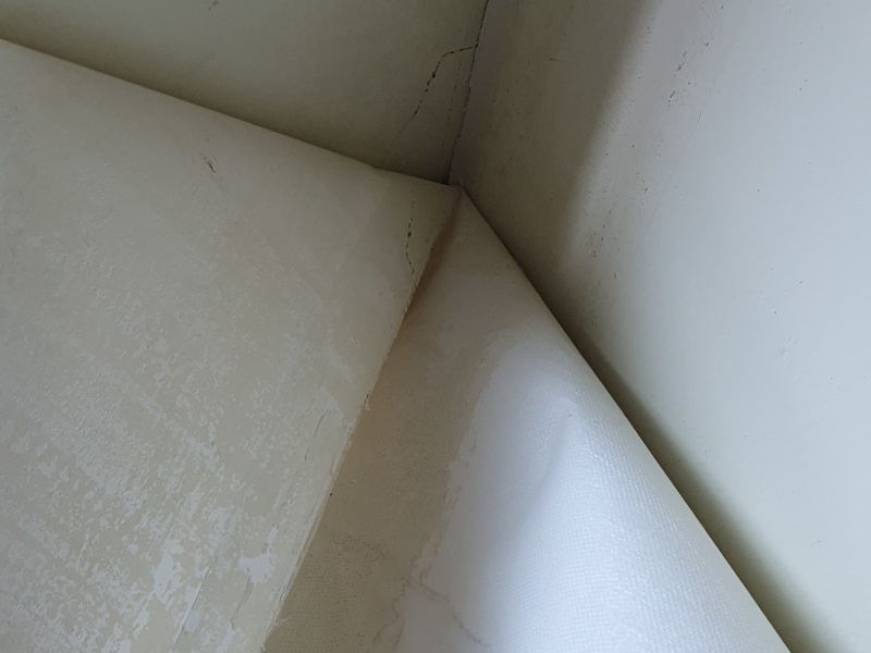 벽지와 함께 들떠 떨어지는 페인트 도막